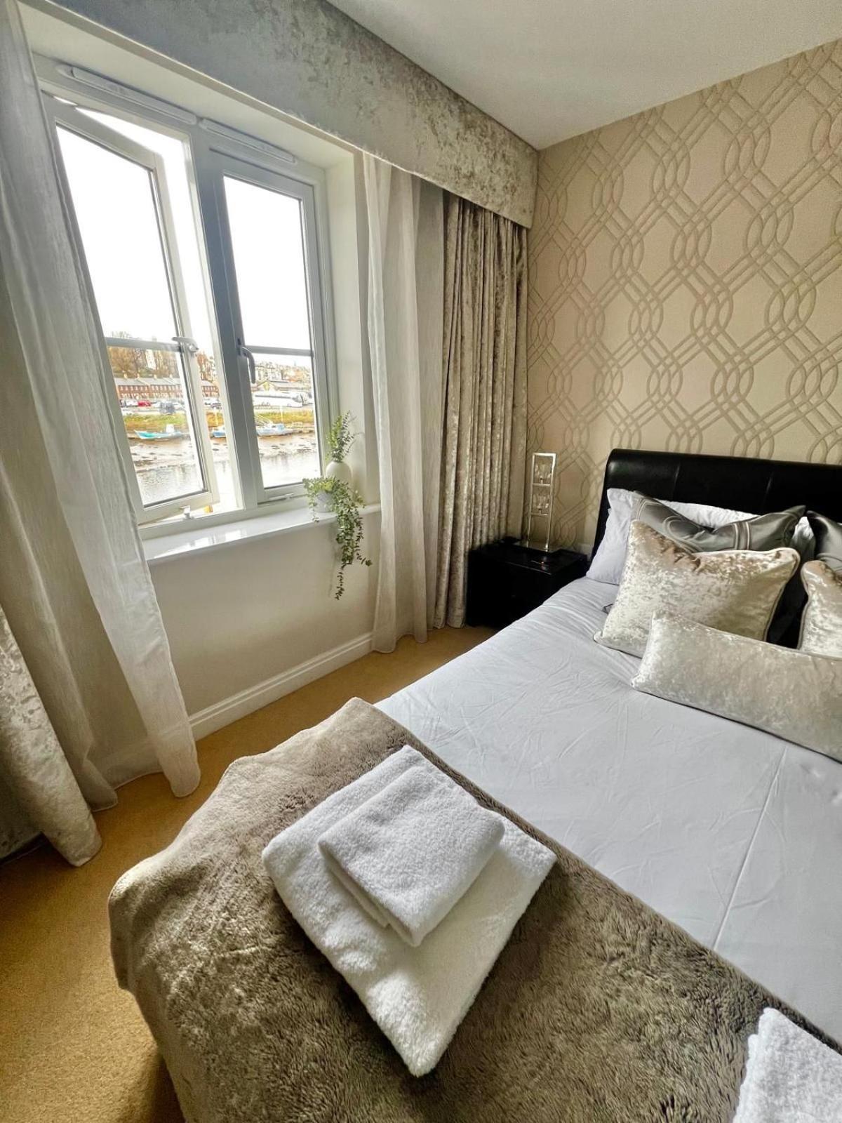 Majestic, Modern & Spacious Harbour-View Apartment With Parking Вітбі Екстер'єр фото
